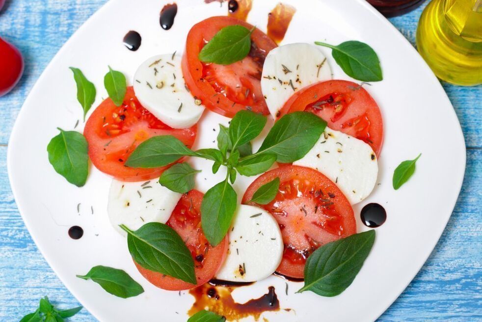Tomates con queso y hierbas para una dieta mediterránea