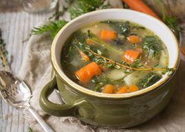 El menú dietético después de la colecistectomía incluye sopa de verduras. 