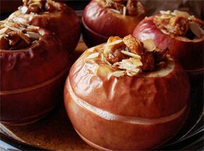 La manzana al horno con frutos secos es un postre en el menú de la dieta poscolecistectomía