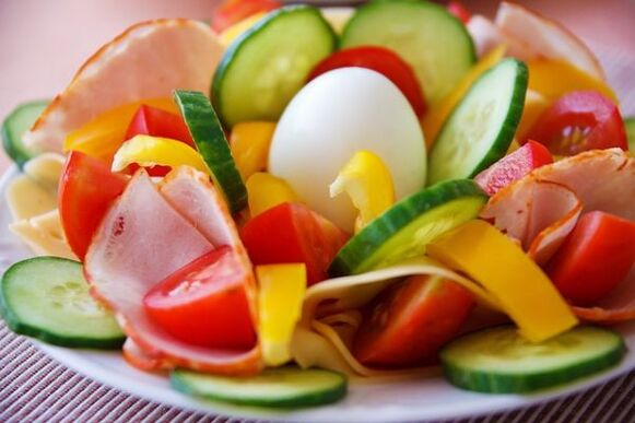 La ensalada de verduras del menú de la dieta huevo y naranja puede ayudarte a adelgazar