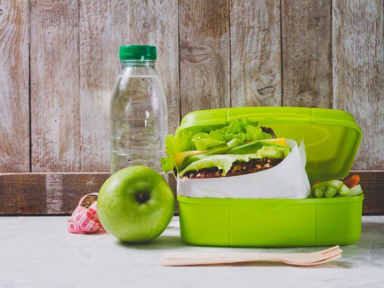 Manzanas, agua y ensalada