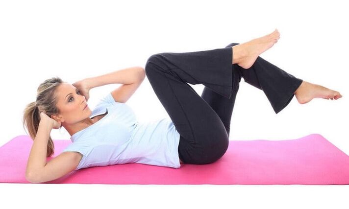 Ejercicio abdominal inclinado para bajar de peso.