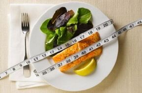El pescado con ensalada ayuda a perder peso con una dieta proteica