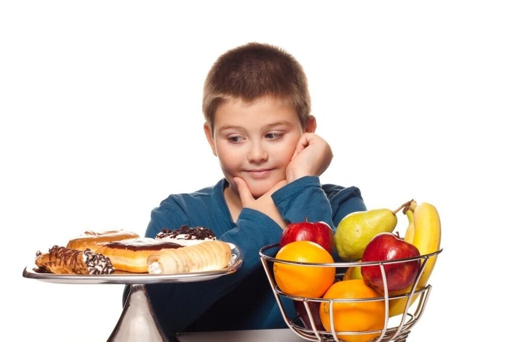 Eliminar los alimentos azucarados no saludables de la dieta de los niños y alimentarse de frutas. 