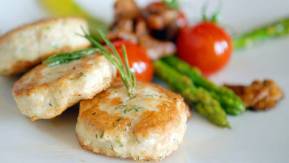 Pastel de pescado con verduras a la parrilla en el menú de la dieta. 