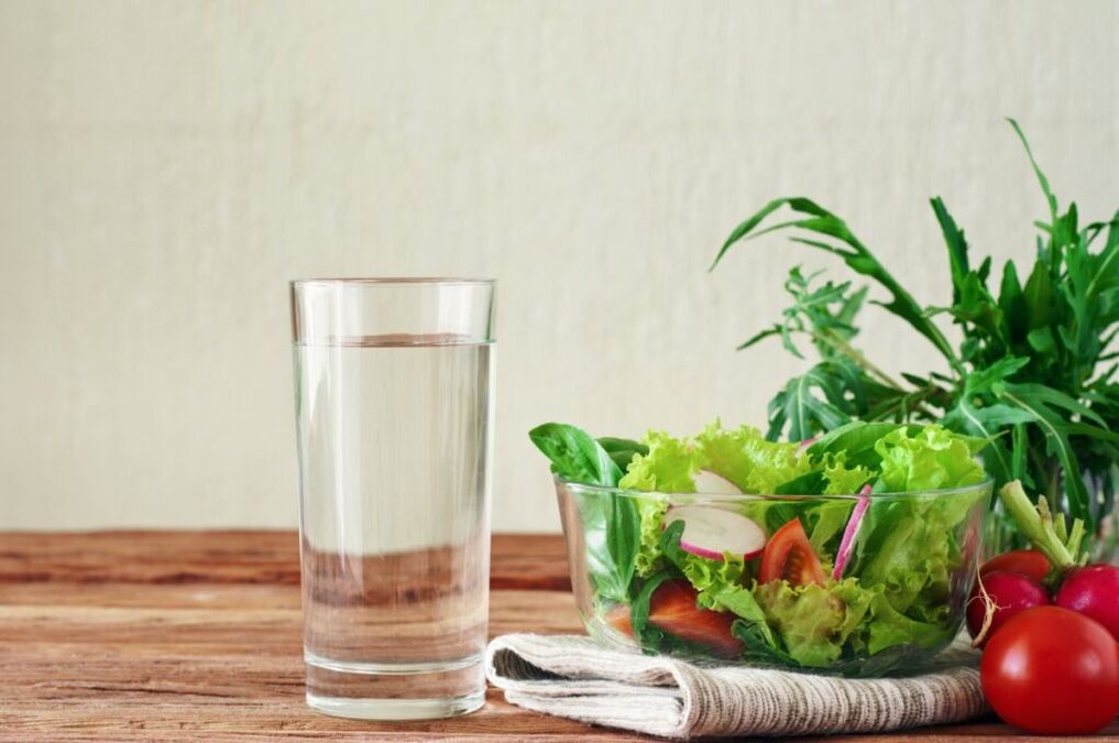 Beber agua antes de las comidas es la esencia de la dieta perezosa