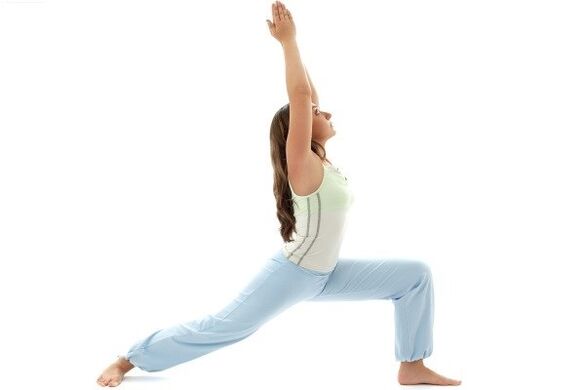 Postura del guerrero de yoga para bajar de peso